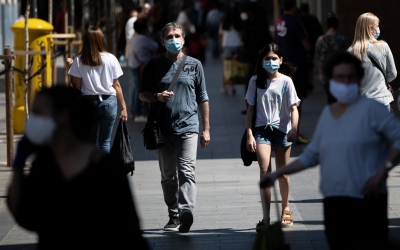 Gent caminant pel carrer a Sabadell | Roger Benet